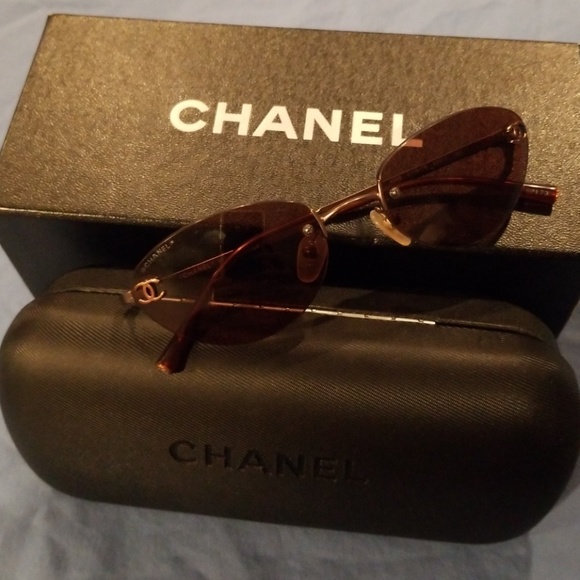 Authentic Chanel sunglass - Picture 7 of 8